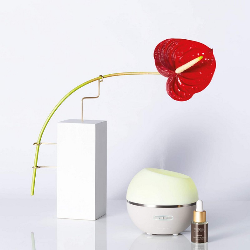 Diffusore di fragranza Millefiori color ottanio in porcellana con fiore in gesso che si impregna di essenza e profuma l'ambiente